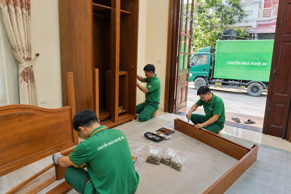 Nhân viên đóng gói tài liệu và thiết bị văn phòng khi chuyển văn phòng tại phường Thành Vinh